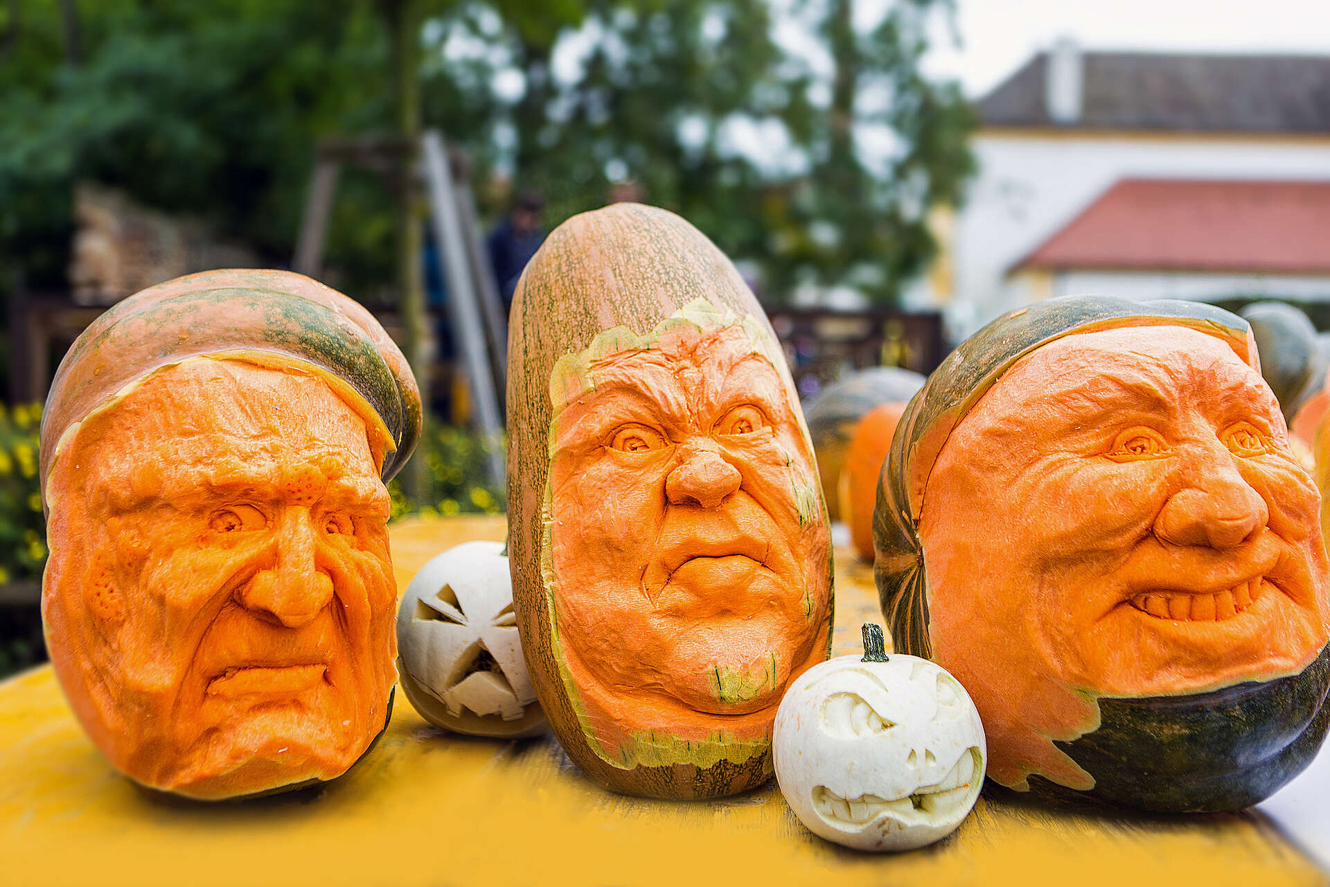 Geschnitzte Figuren aus Kürbissen