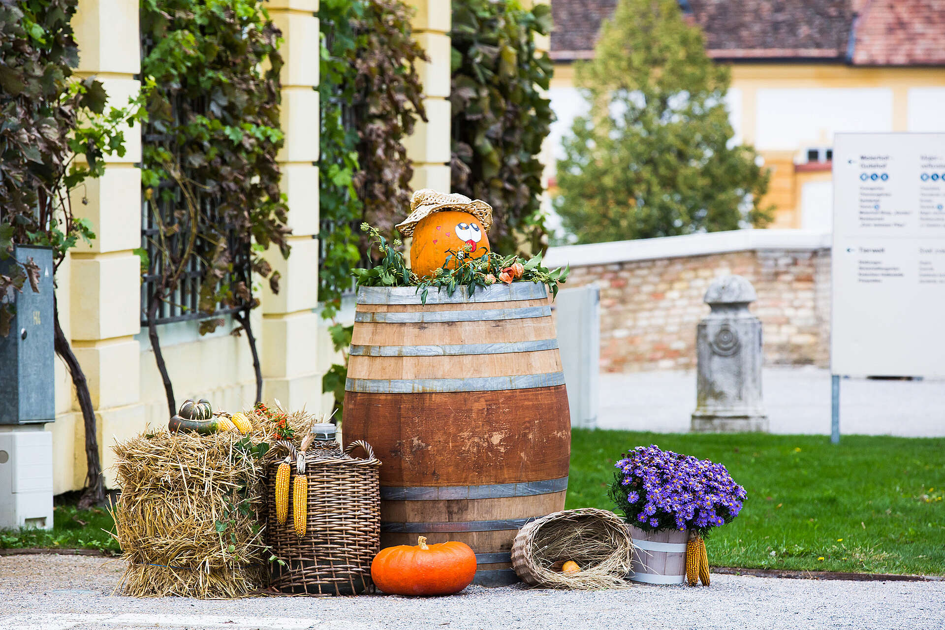Herbstliche Deko auf Schloss Hof