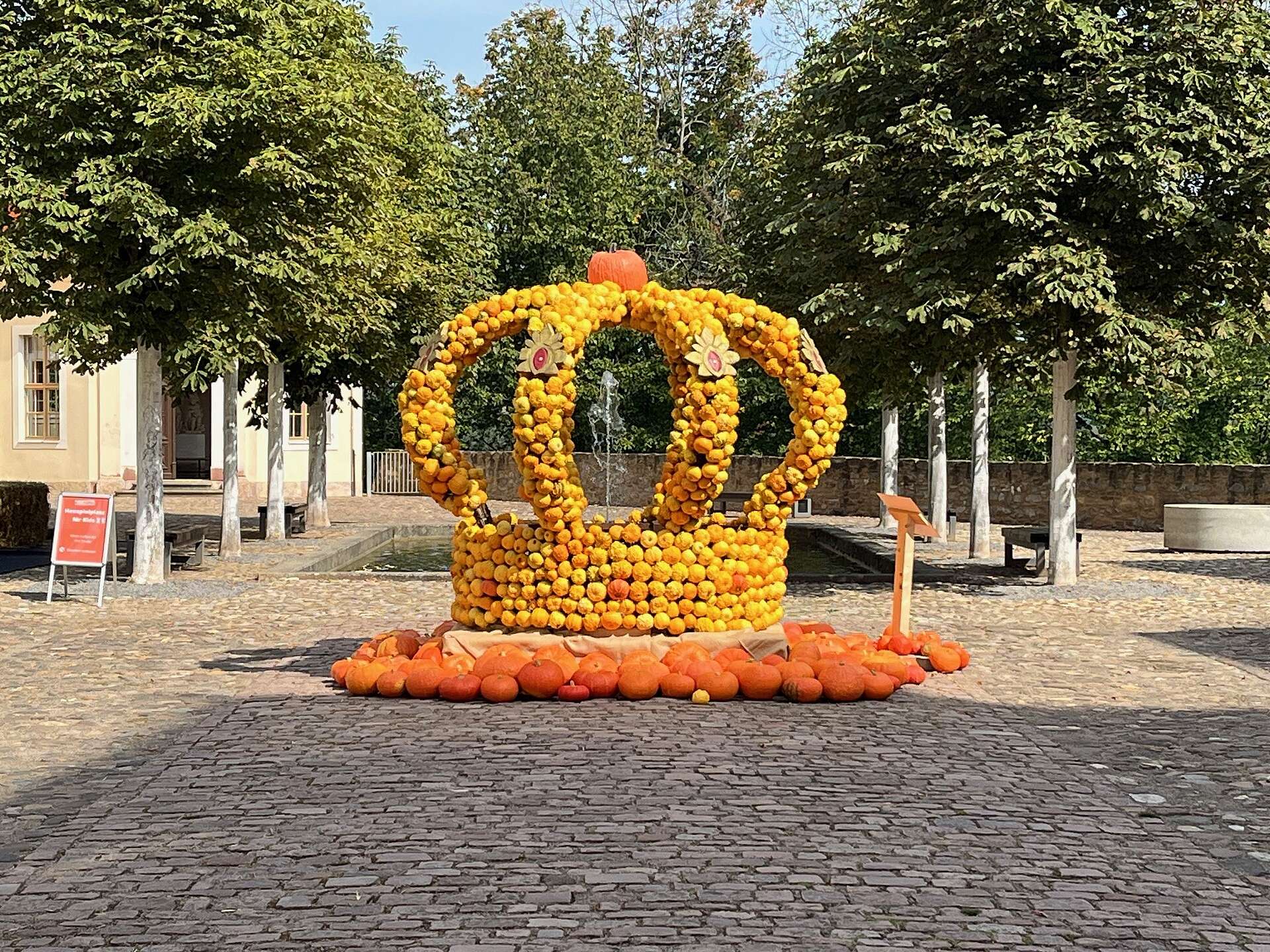 Krone aus gelben und orangen Kürbissen