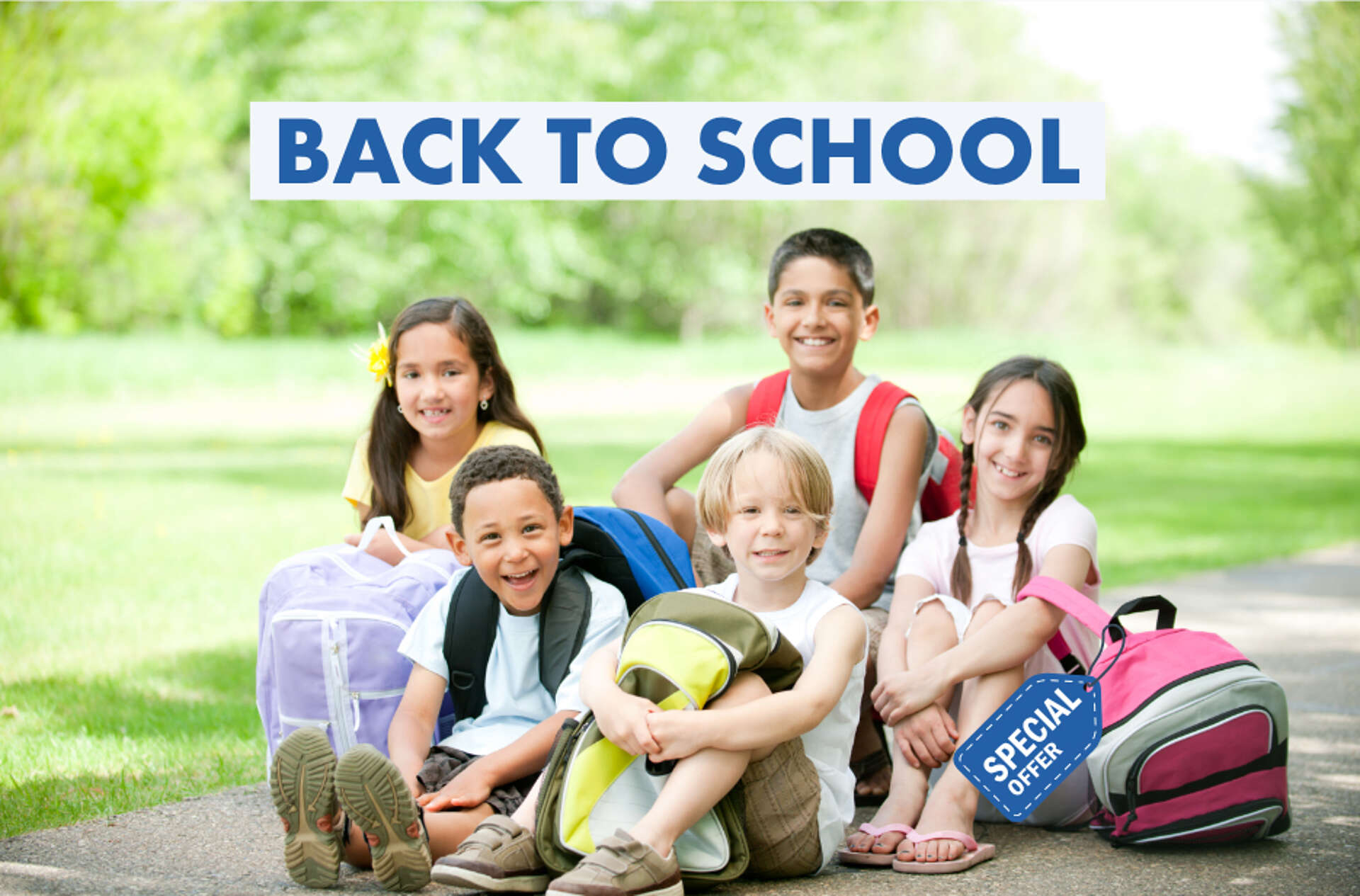 Kinder sitzen auf einer Wiese, über den Kinder steht "Back to School" und rechts im Eck ein Schild auf dem "Special Offer" steht