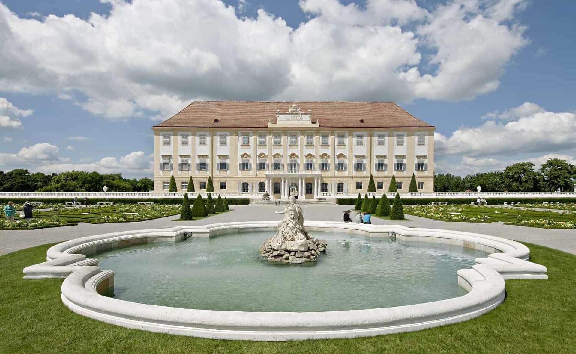 Blick auf Schloss Hof mit Najadenbrunnen im Vordergrund